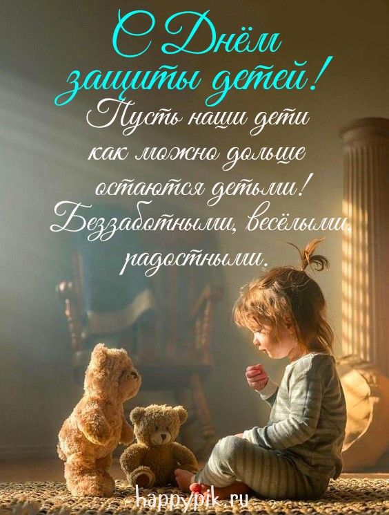 Маленькая девочка в комнате, освещенной солнцем