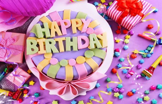 Фиолетовый торт на открытке в день рождения