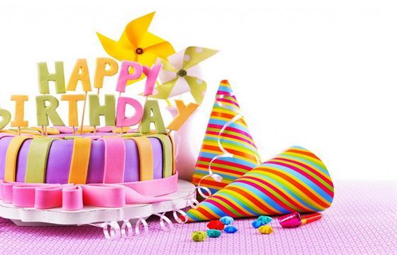 Два колпака и торт и поздравления на картинке